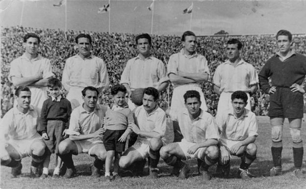 Alineación del curso 1948-49. De pie Soler, Babot, Coque, Vaquero, Busquet e Hilario. Agachados: Peralta, Rafa, Ortega, Lasala y Mario. 