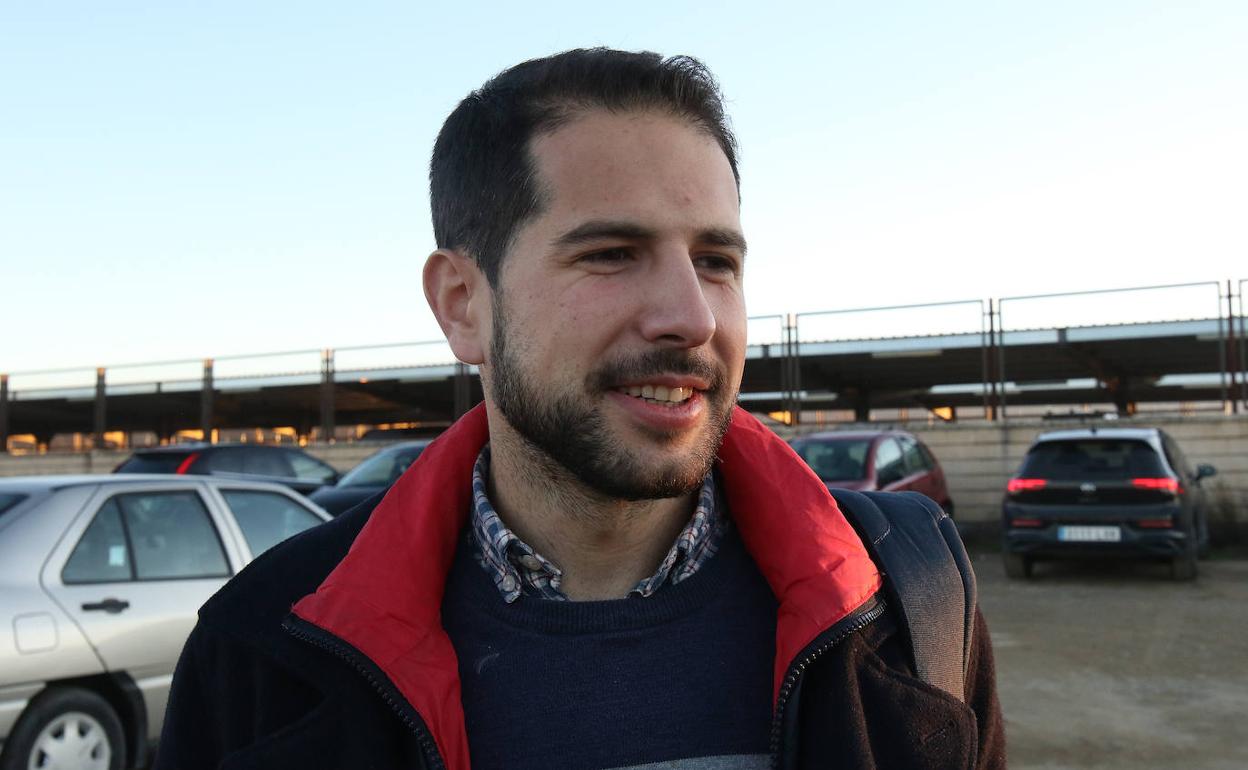 Álvaro Muñoz, junto a los coches estacionados en los terrenos colindantes con Segovia-Guiomar. 