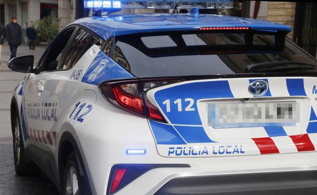 Una mujer agrede a su madre y la encierra en casa junto a su nieta