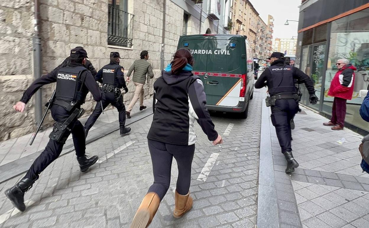 La Guardia Civil traslada a David Maroto al centro penitenciario de Valladolid mientras familiares de las víctimas persiguen el furgón.