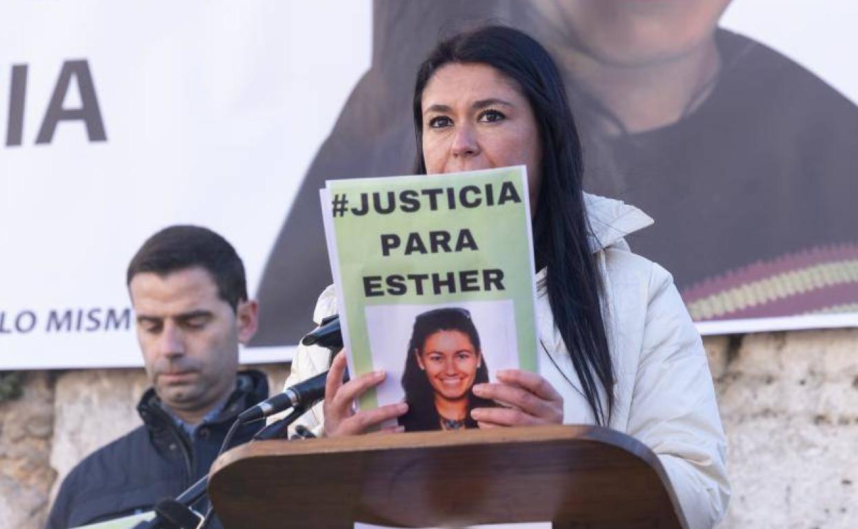 Inés López de la Rosa, hermana de Esther, en la concentración que tuvo lugar el pasado 15 de enero en Portugalete.