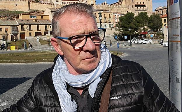 El usuario de transporte urbano Luis Jiménez, en una de las paradas de autobús. 