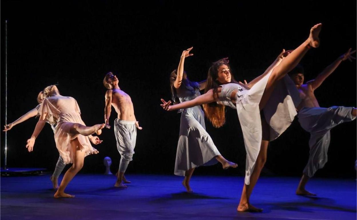 'Miradas en blanco' es una creación de la Joven Compañía de Danza. 