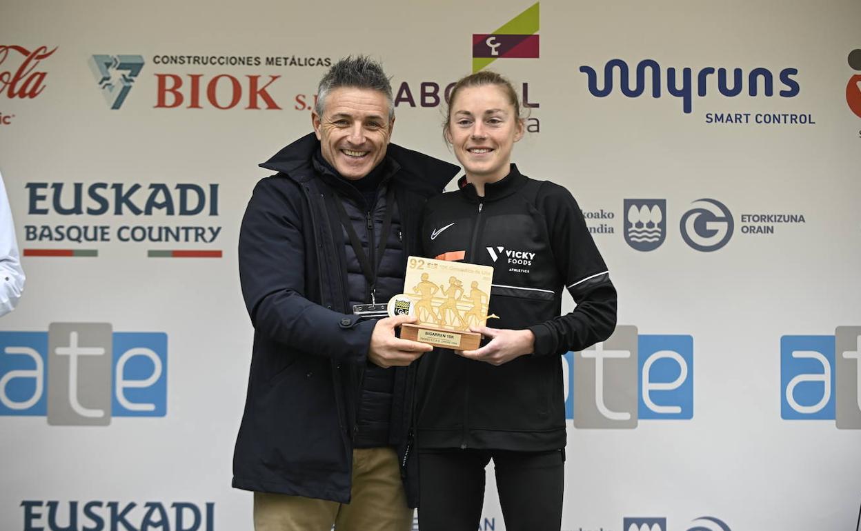 Paula Herrero recibe el trofeo en el 10K Gimnástica de Ulía.