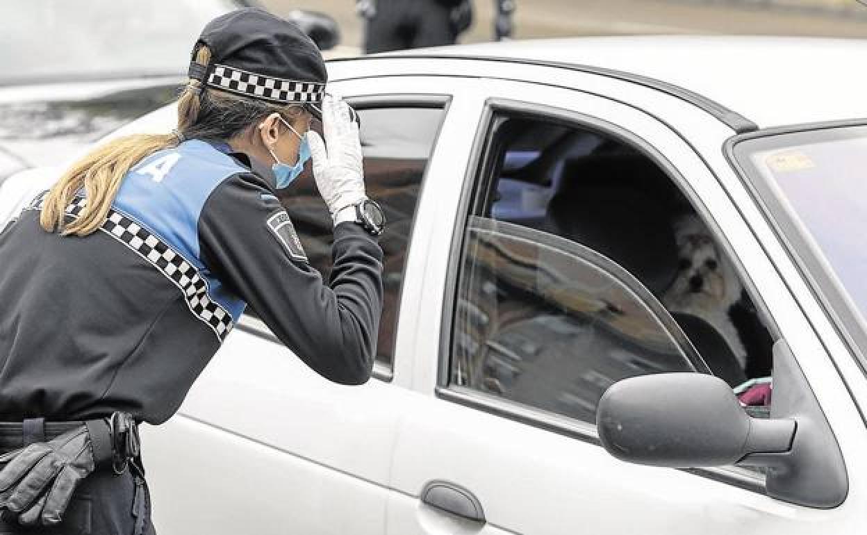 Una agente de la Policía Local de León, en una imagen de archivo. 