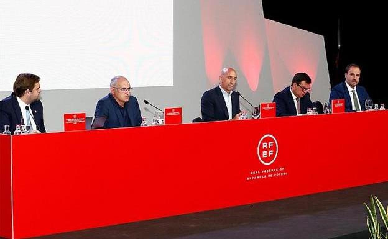 Luis Rubiales preside una reunión de la candidatura del Mundial 2030