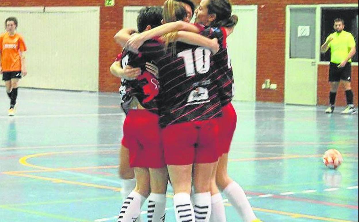 Jugadoras del Segosala celebran uno de los goles. 