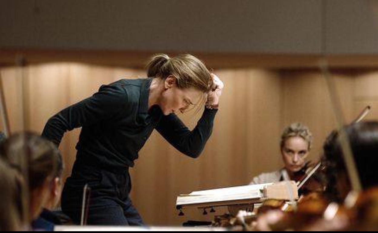 Cate Blanchett es Lidia Tár, la directora que protagoniza la película. 