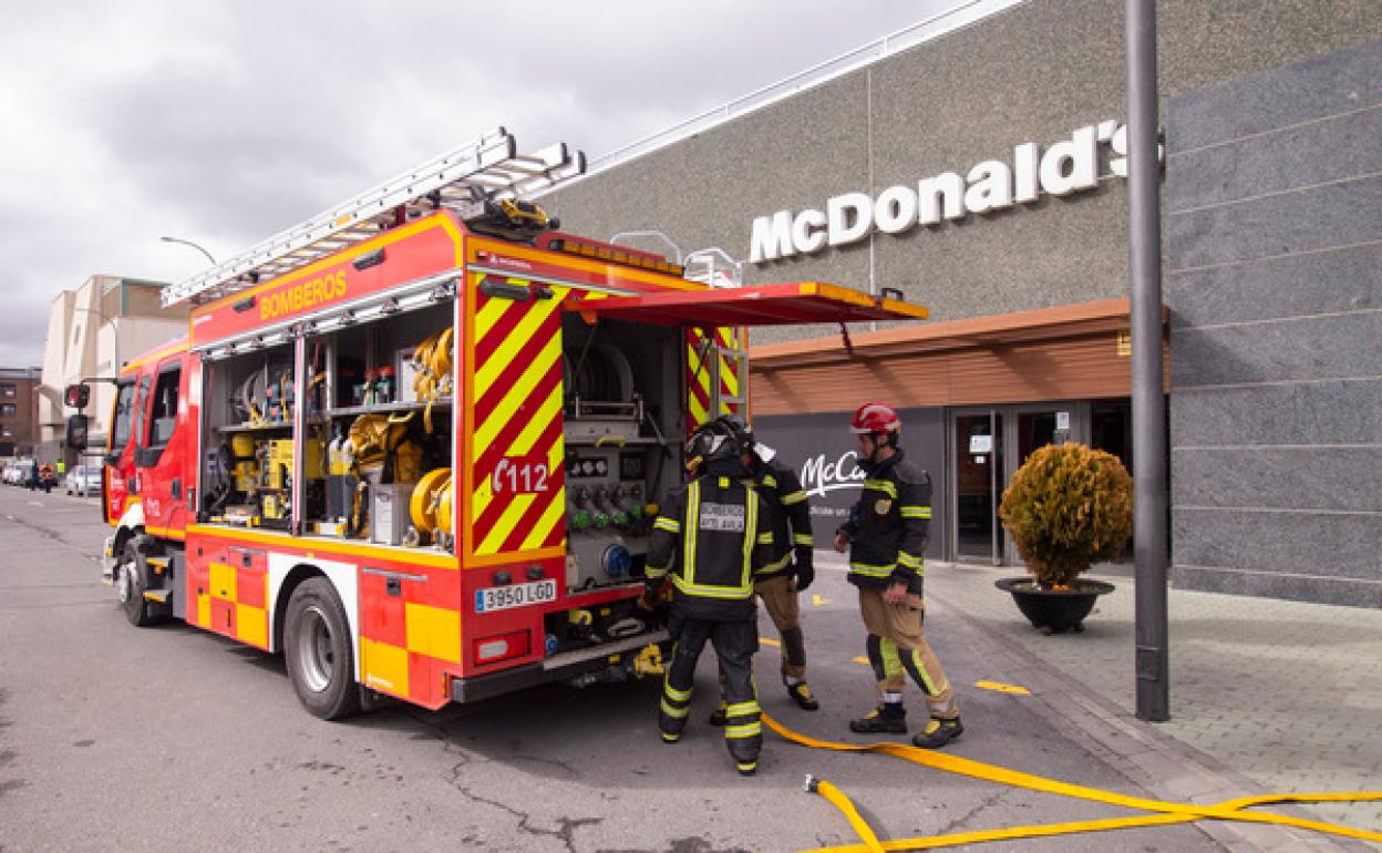 Los bomberos, en el exterior del centro comercial 'El Bulevar' .