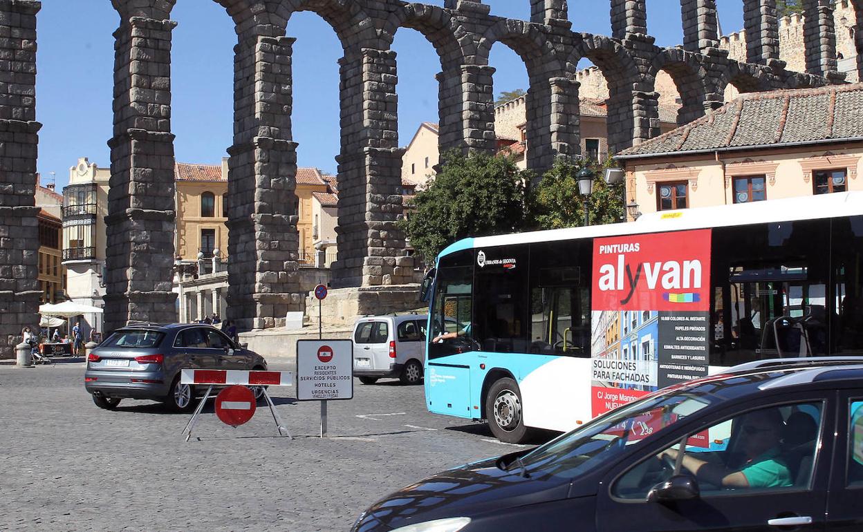 Circulación de vehículos en las inmediaciones del Acueducto de Segovia con la señal que restringe el paso al casco histórico. 