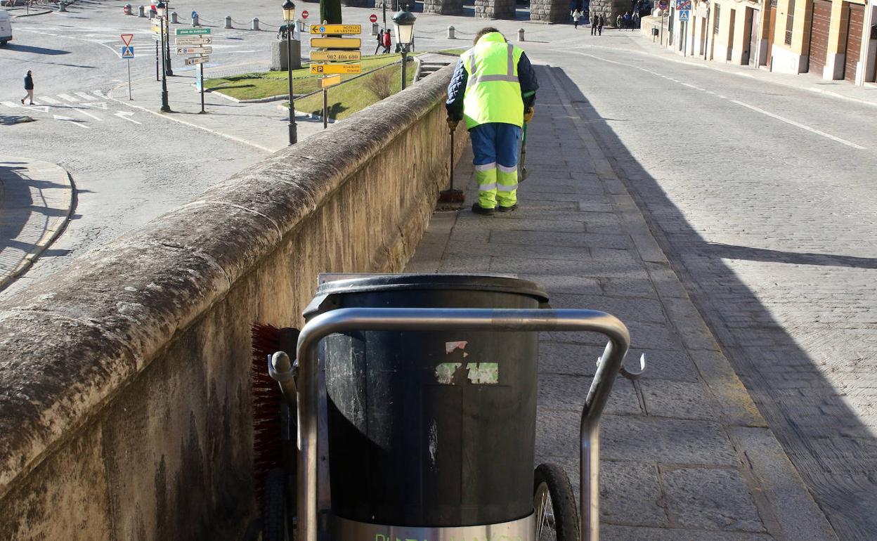 Un trabajador del servicio de limpieza, en una de las calles de Segovia. 