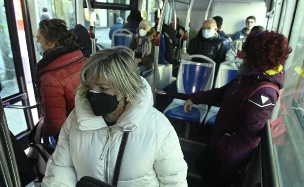 Varios usuarios de un bus urbano, este miércoles por la mañana en Valladolid. 