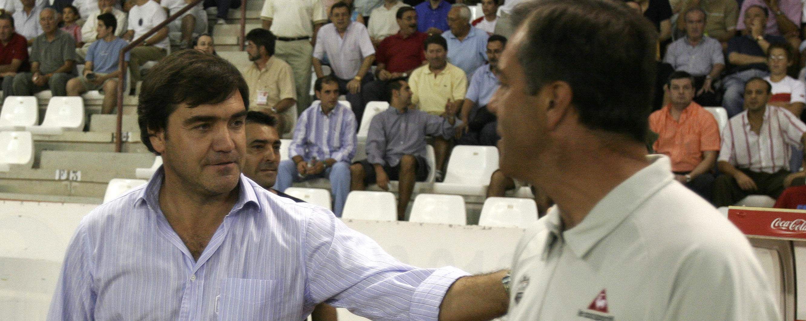 Marcos Alonso saluda al técnico del Albacete, César Ferrando, antes del inicio del encuentro entre ambos equipos.