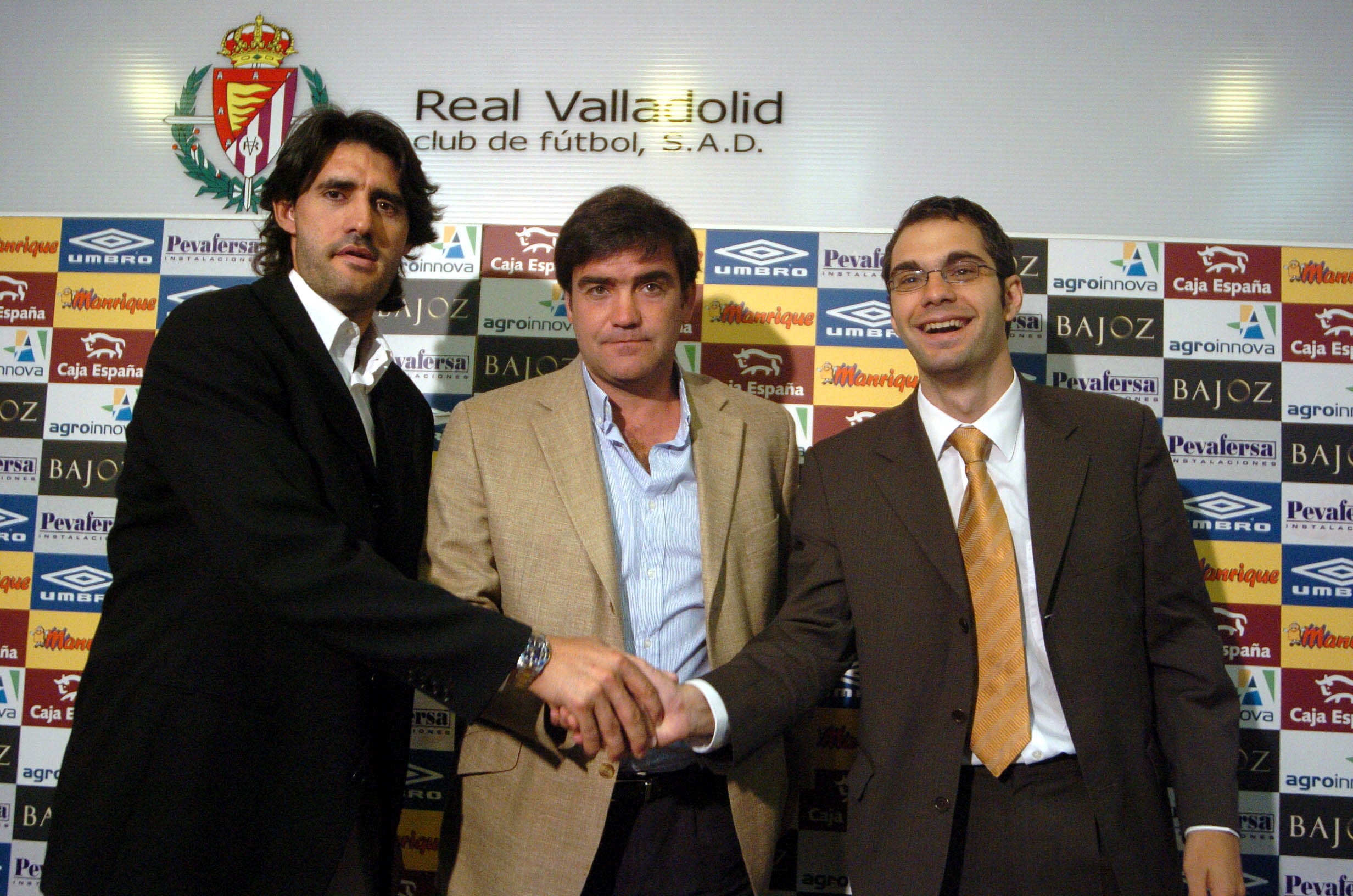 Marcos Alonso, en el centro, junto con José Luis Pérez Caminero (i) y Victor Orta (d), en la renovación del técnico para la temporada 2005-2006.