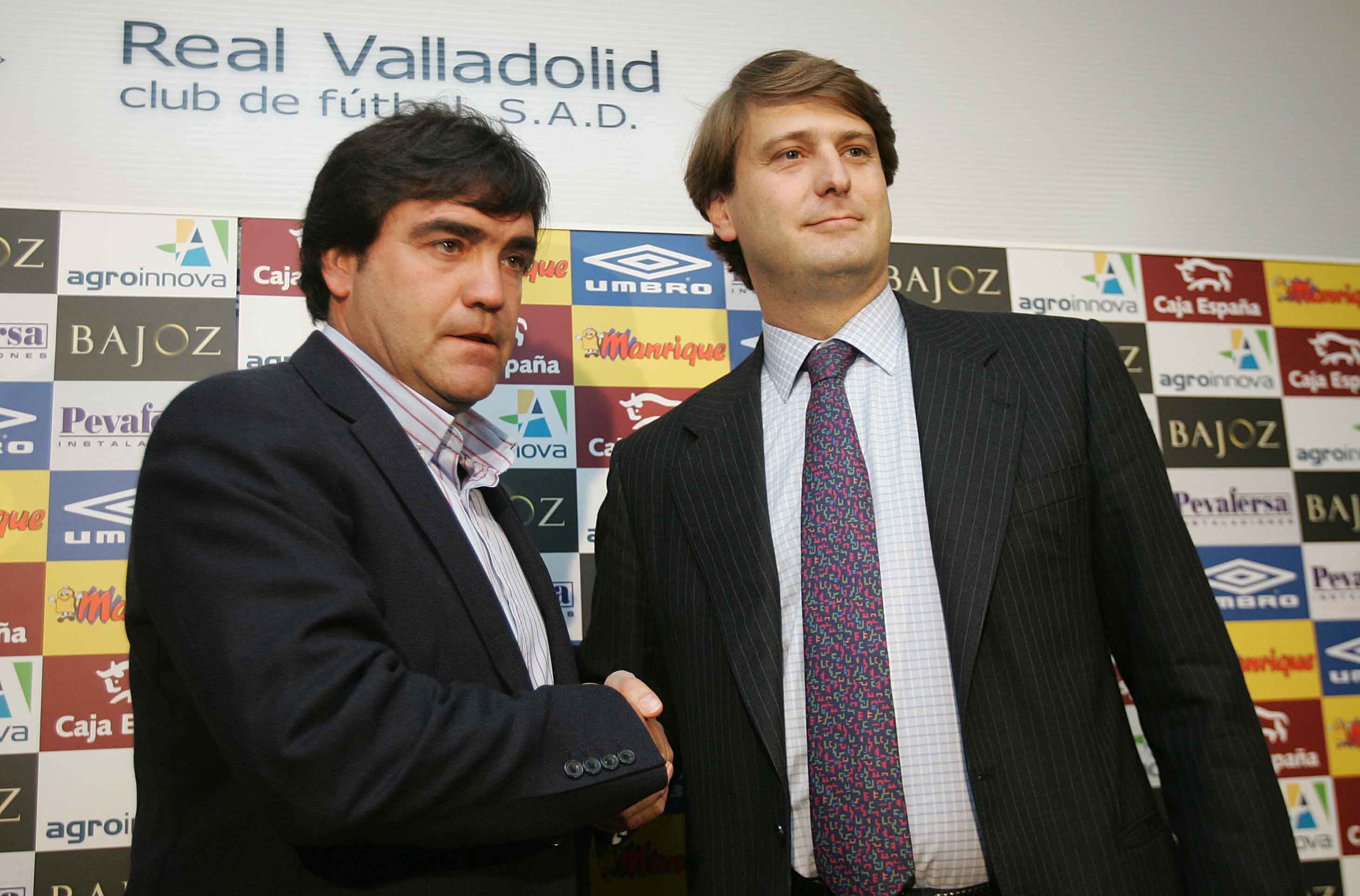 Marcos Alonso, junto con el entonces presidente del Real Valladolid, Carlos Suárez, durante la presentación del primero como nuevo entrenador en marzo de 2005.