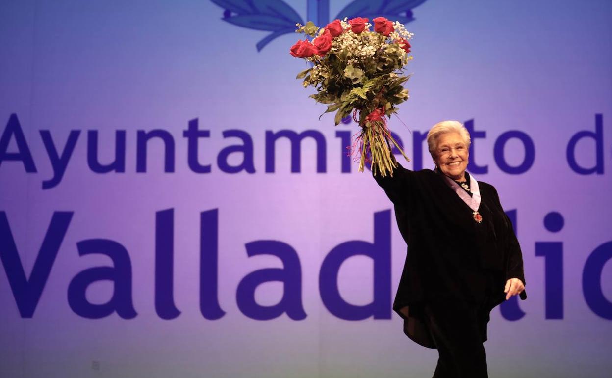 Lola Herrera recibe la Medalla de Oro de la ciudad de Valladolid en el teatro Calderón, en febrero de 2022. 