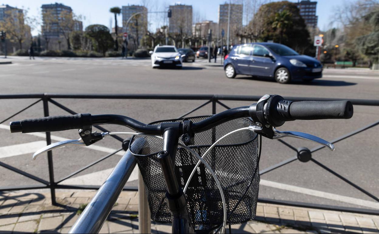 Coches acceden al centro desde el puente de Poniente.