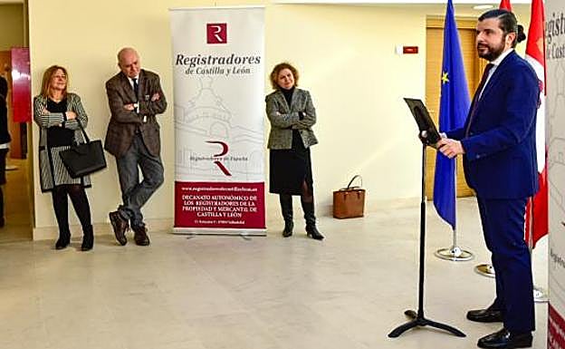 Alfonso Candau, entre Reyes Gómez de Liaño y María Emilia Adán, escucha a Rafael Palencia, decano entrante 