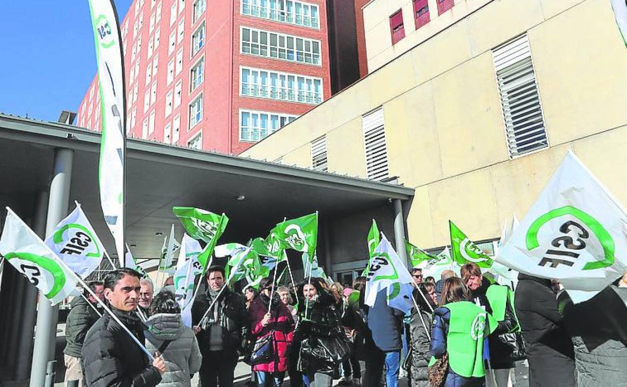 CSIF se concentra en Palencia ante la «inadmisible» situación de la sanidad