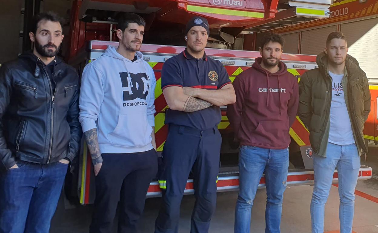 Los cinco bomberos del Ayuntamiento de Valladolid que viajan a Turquía. 