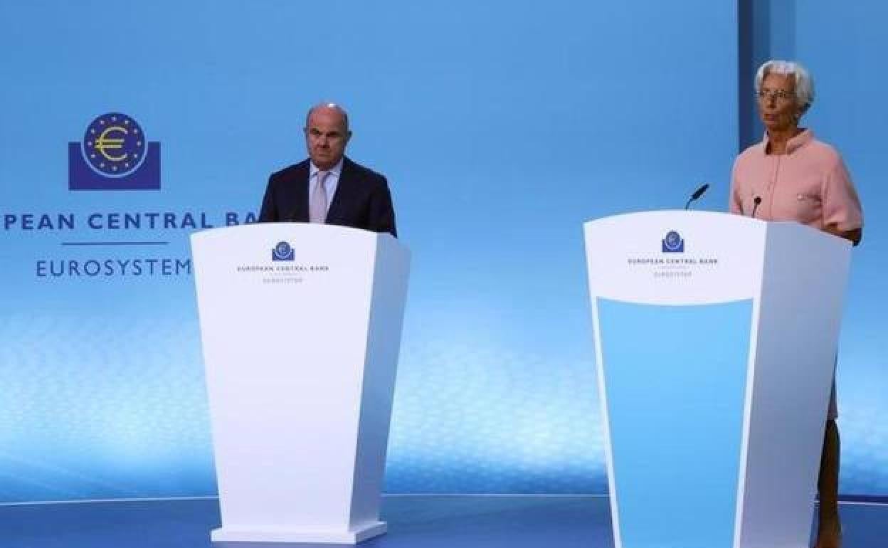 La presidenta del BCE, Christine Lagarde, junto al vicepresidente, Luis de Guindos