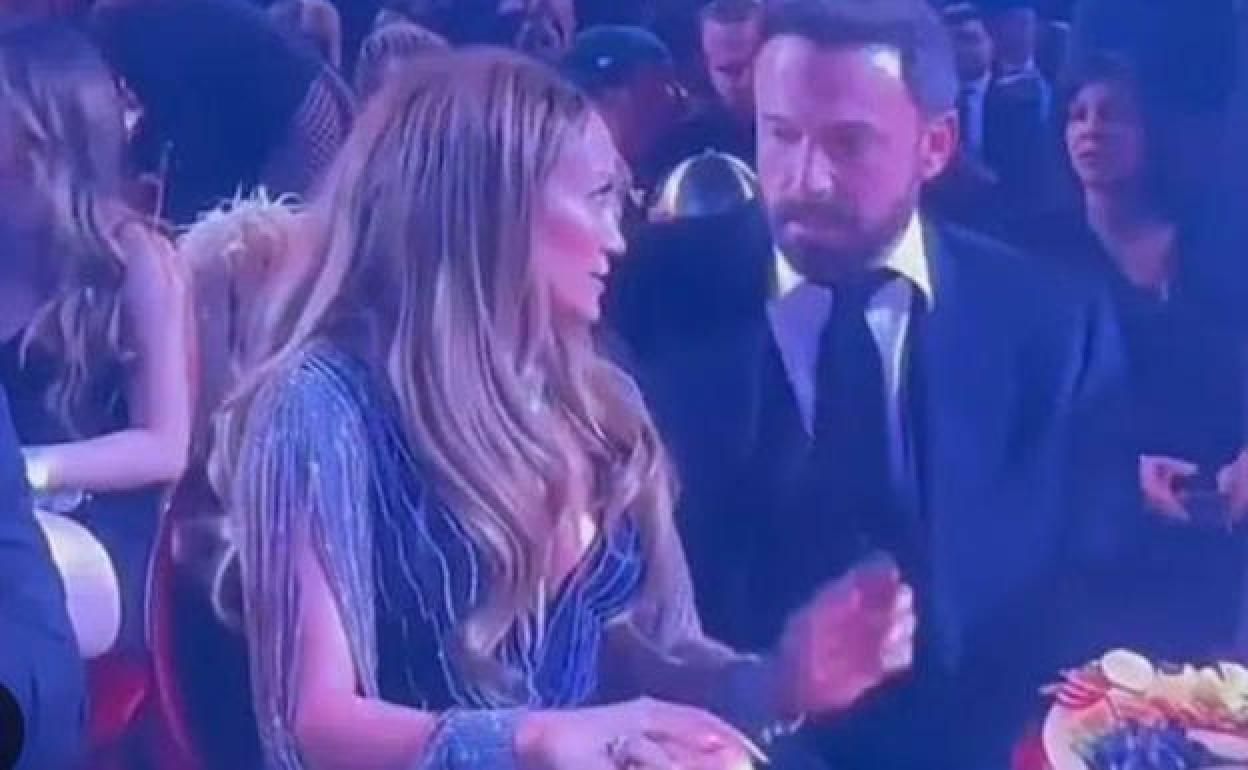 Jennifer Lopez y Ben Affleck, en el momento que se ha hecho viral en redes. 