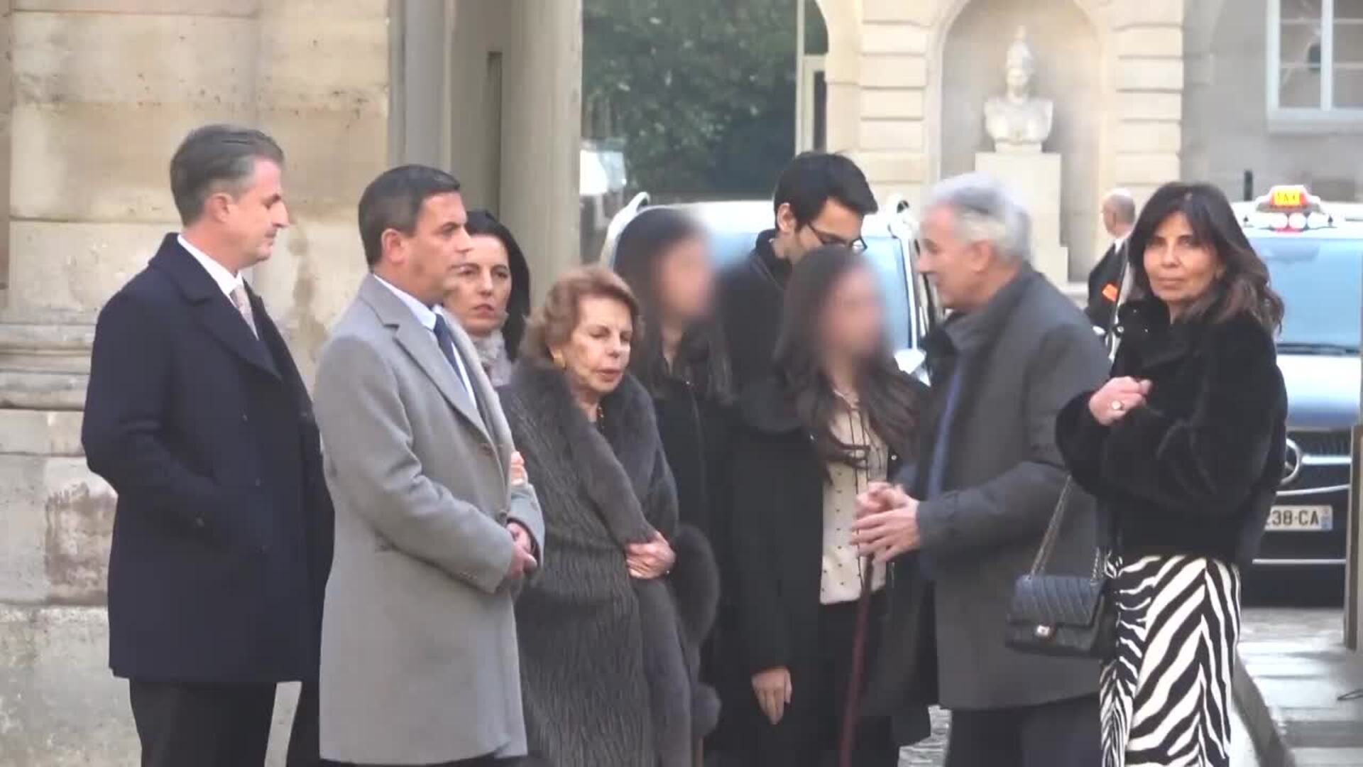 Mario Vargas Llosa y su familia regresan a su alojamiento de París