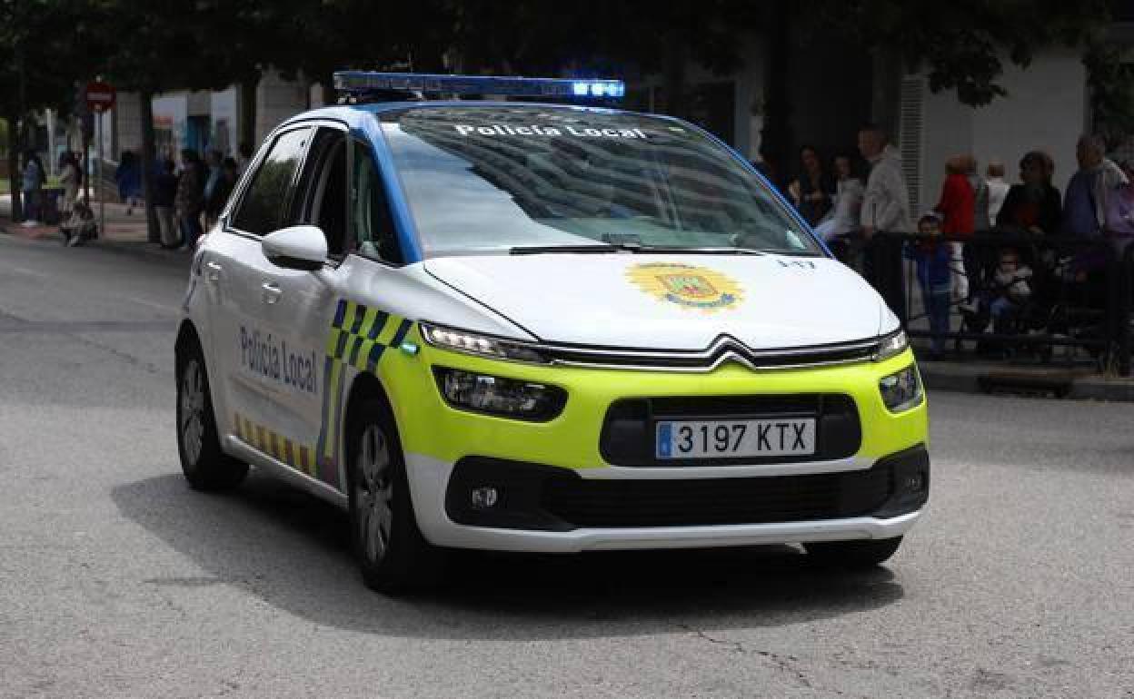 La Policía Local de Burgos detuvo a tres personas por delitos de atentado contra la autoridad y violencia de género. 