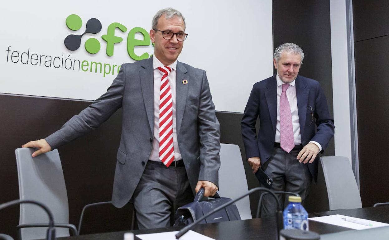 El consejero de Industria, Mariano Veganzones (izq.), con el presidente de la Fes, Andrés Ortega, en un acto en Segovia en junio de 2022. 