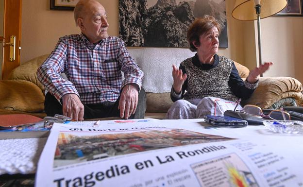 Hipólita Esteban y Eugenio Martín, en el salón de su casa, ubicada en el mismo lugar en el que vivían durante la explosión.