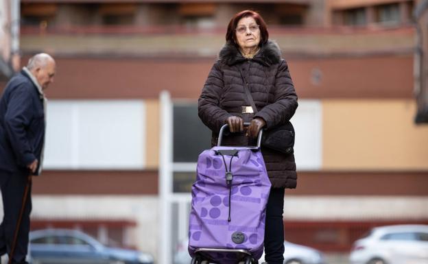 Adela, pensionista de 92 años, con su carrito de la compra en el barrio de La Rondilla