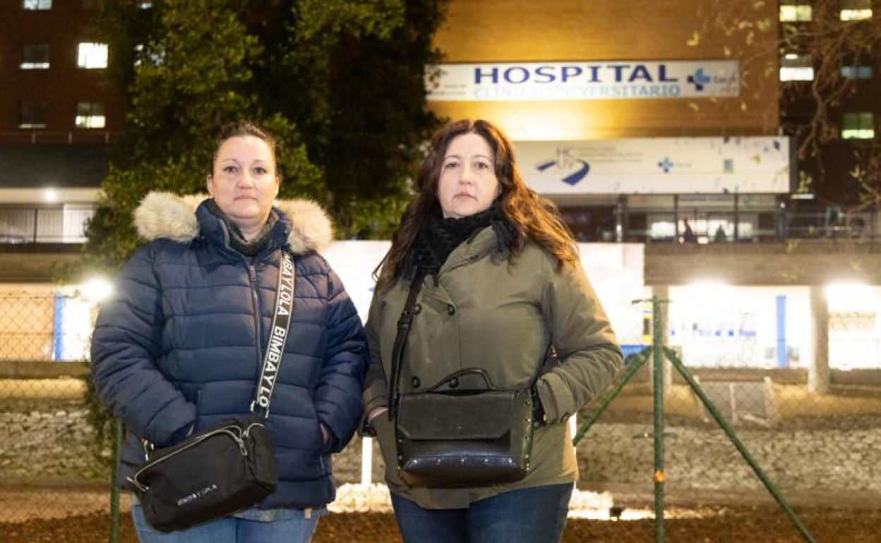 Las sobrinas del enfermo con ictus, Carmen y Patricia, frente al Clínico de Valladolid. 