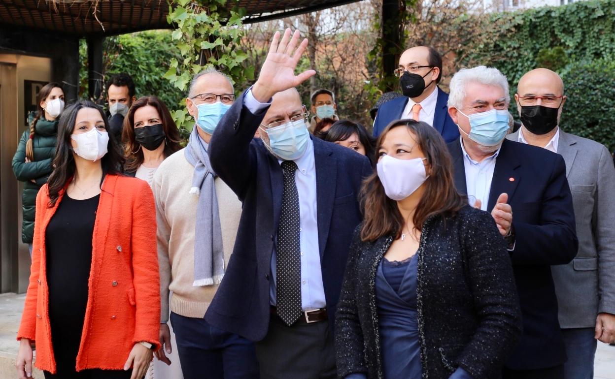 Francisco Igea y Gemma Villarroel, en el centro de la imagen, durante un acto de partido, con Inés Arrimadas a la izquierda de la foto. 