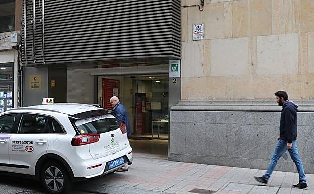 Juzgan en Palencia a un hombre por amenazar con una azada a un vecino de parcela