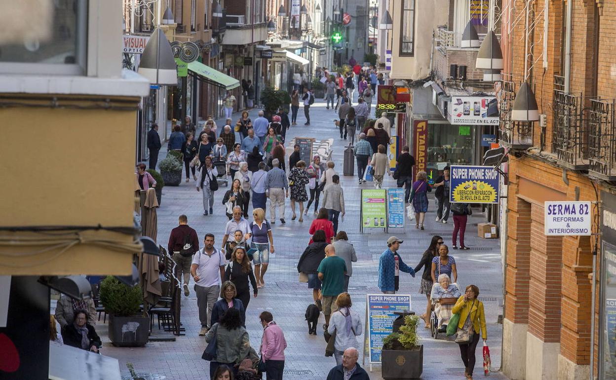 Varias personas pasean por la calle Mantería. 