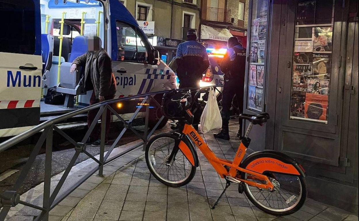 El equipo de atestados realiza las pruebas de alcohol al conductor de la 'biki'.