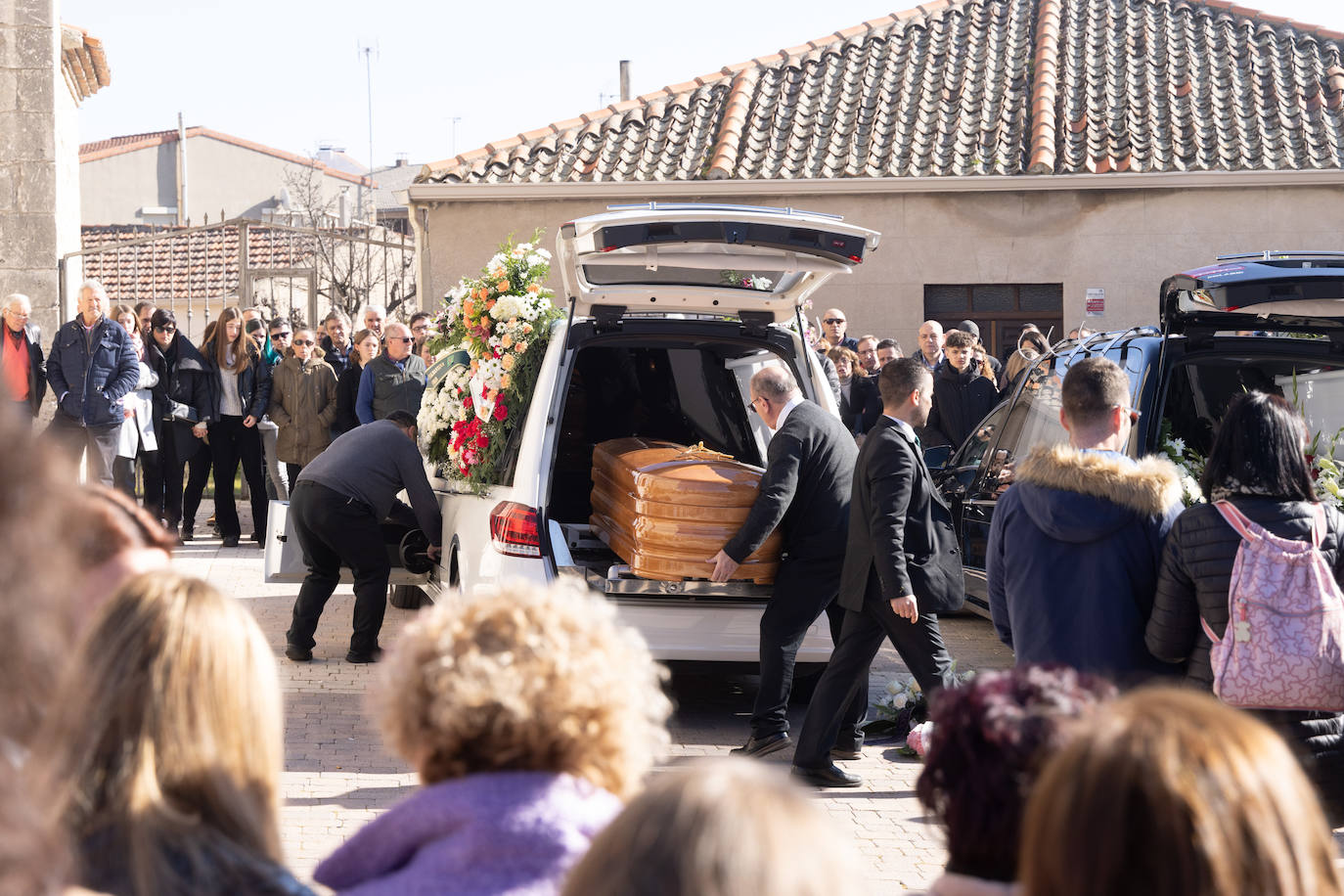 Fotos: Íscar se despide de Estela Domínguez en la misa funeral