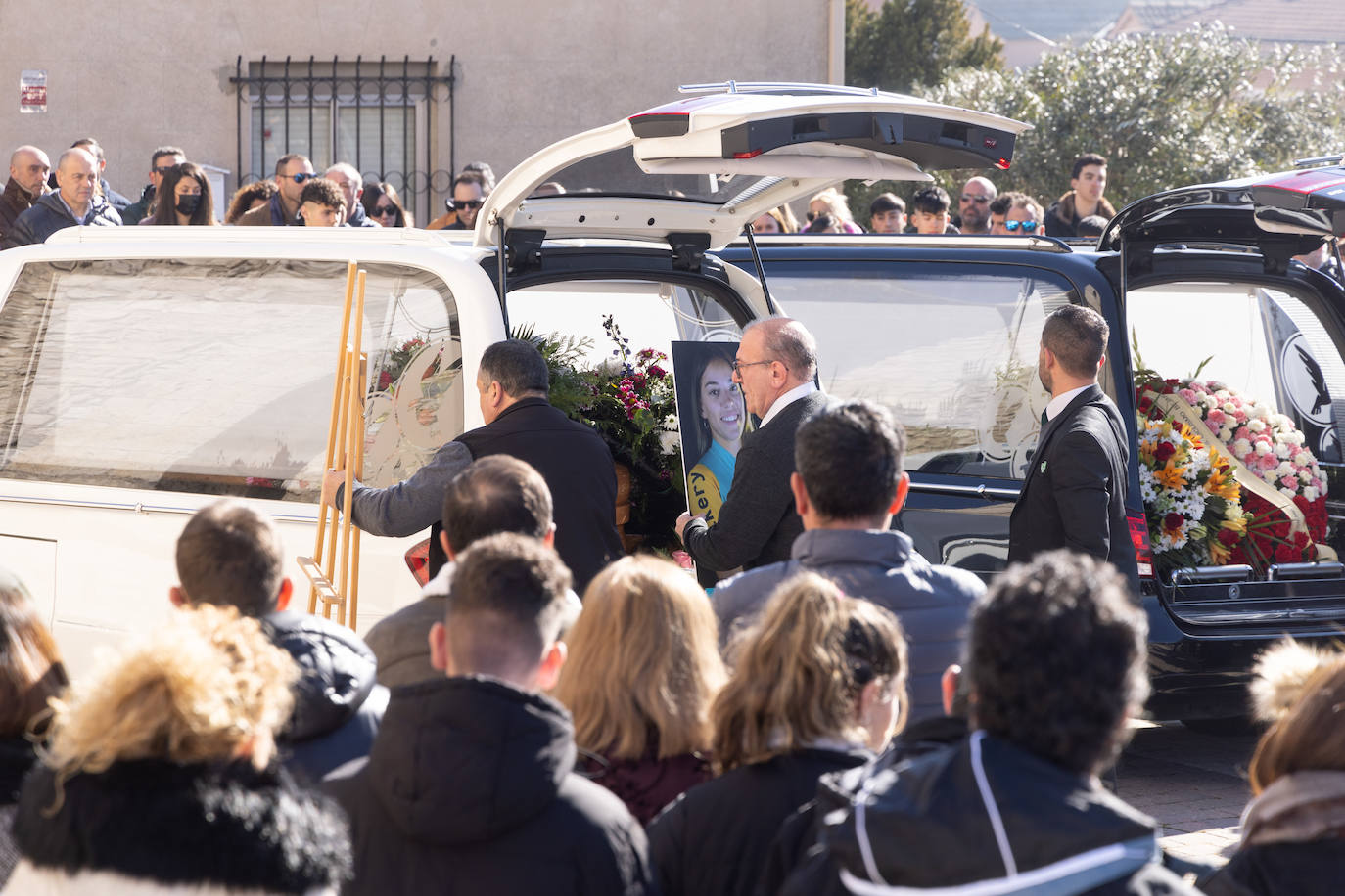 Fotos: Íscar se despide de Estela Domínguez en la misa funeral