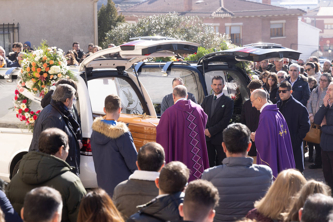 Fotos: Íscar se despide de Estela Domínguez en la misa funeral