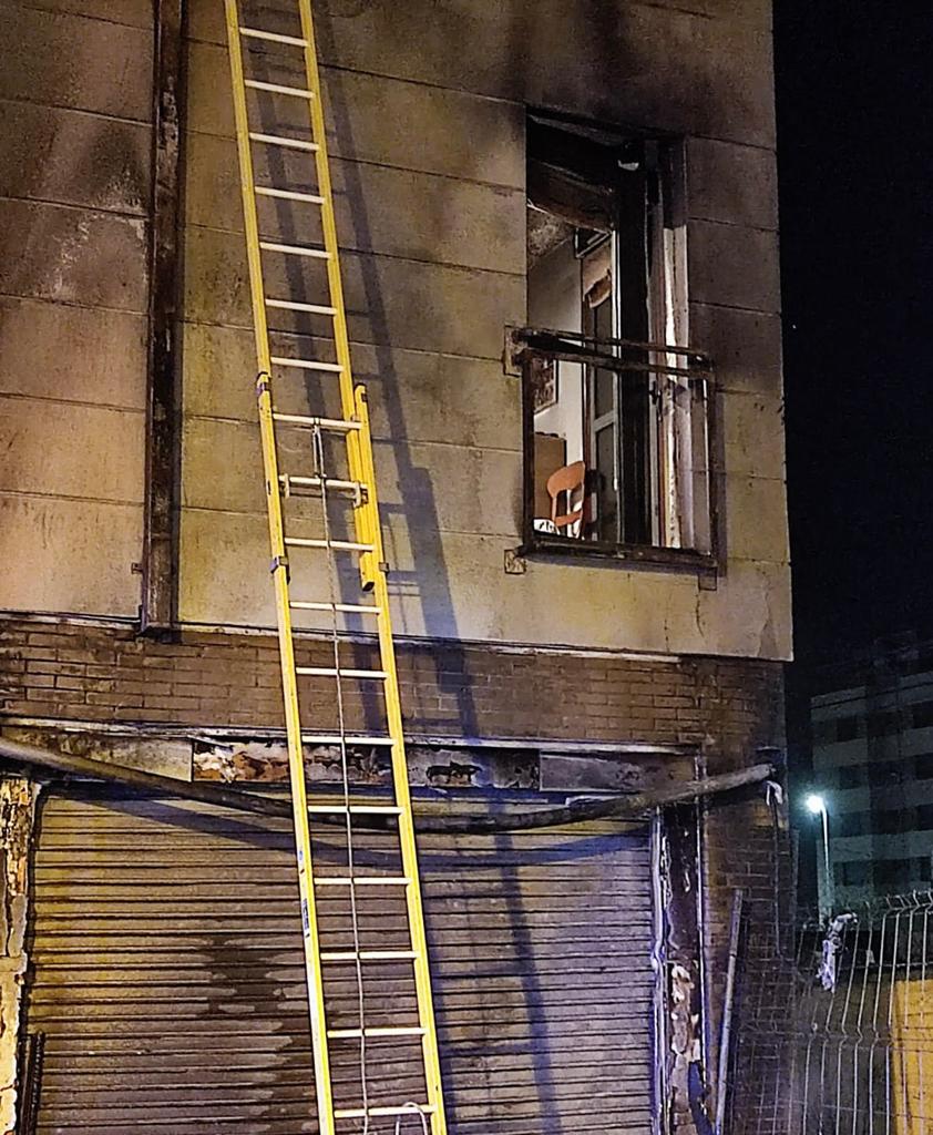 Fotos: El resultado de las llamas en el bar que se ha incendiado en un barrio de Valladolid