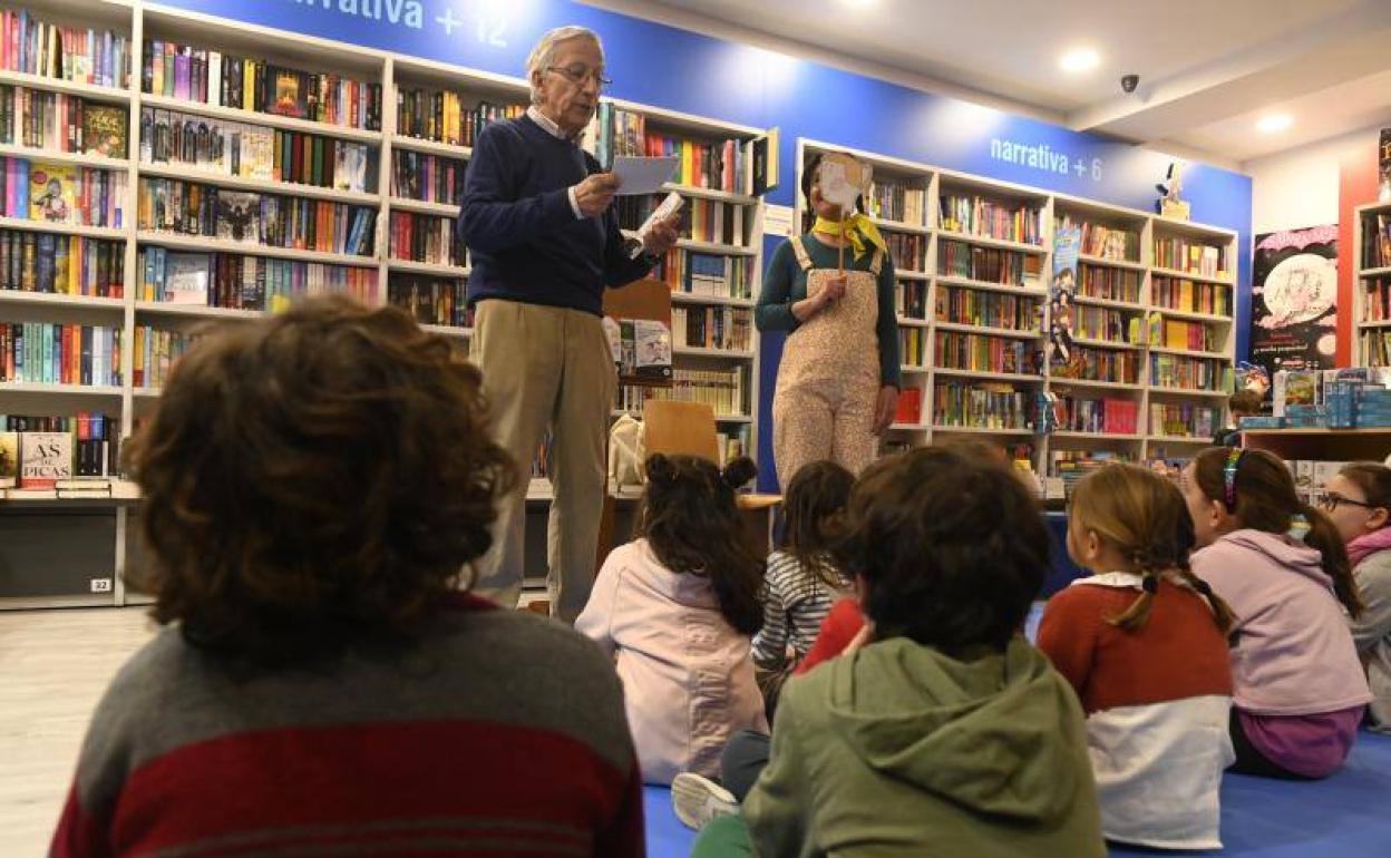 Ramón y Nuria, con los niños en Oletvm junior. 