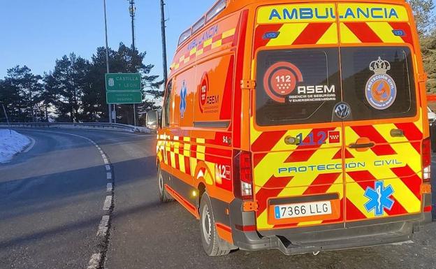 Ambulancia del 112 de Madrid, en el límite con la provincia de Segovia, este sábado durante la rescata en Peñalara. 