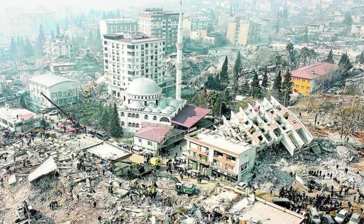 El seísmo ha dejado muchas calles irreconocibles, con edificios reducidos a escombros y otros en pie, como la mezquita de la imagen y su minarete en Kahramanmaras