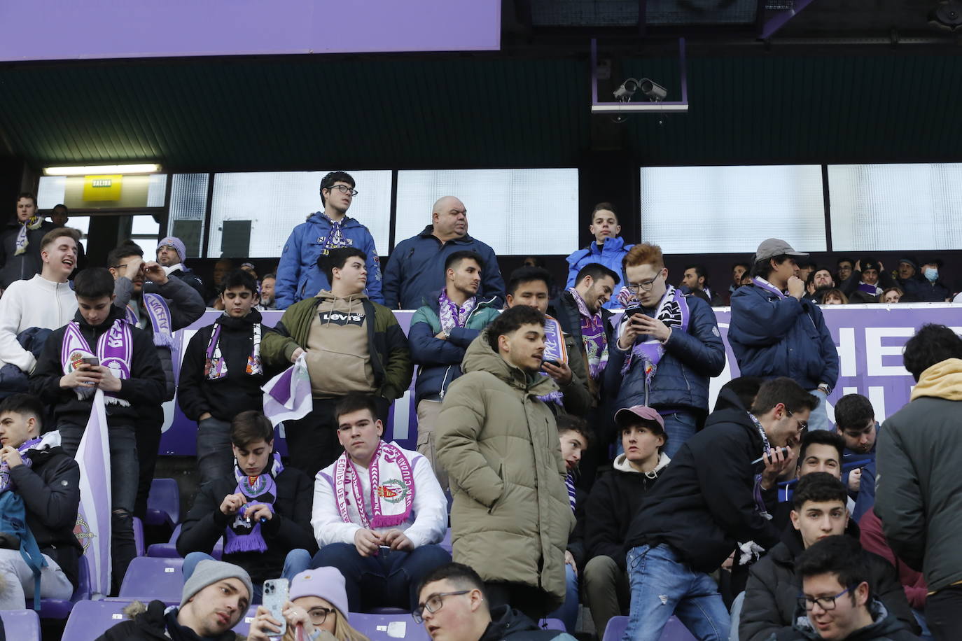 Fotos: Búscate en la grada del partido del Real Valladolid ante Osasuna (4/5)