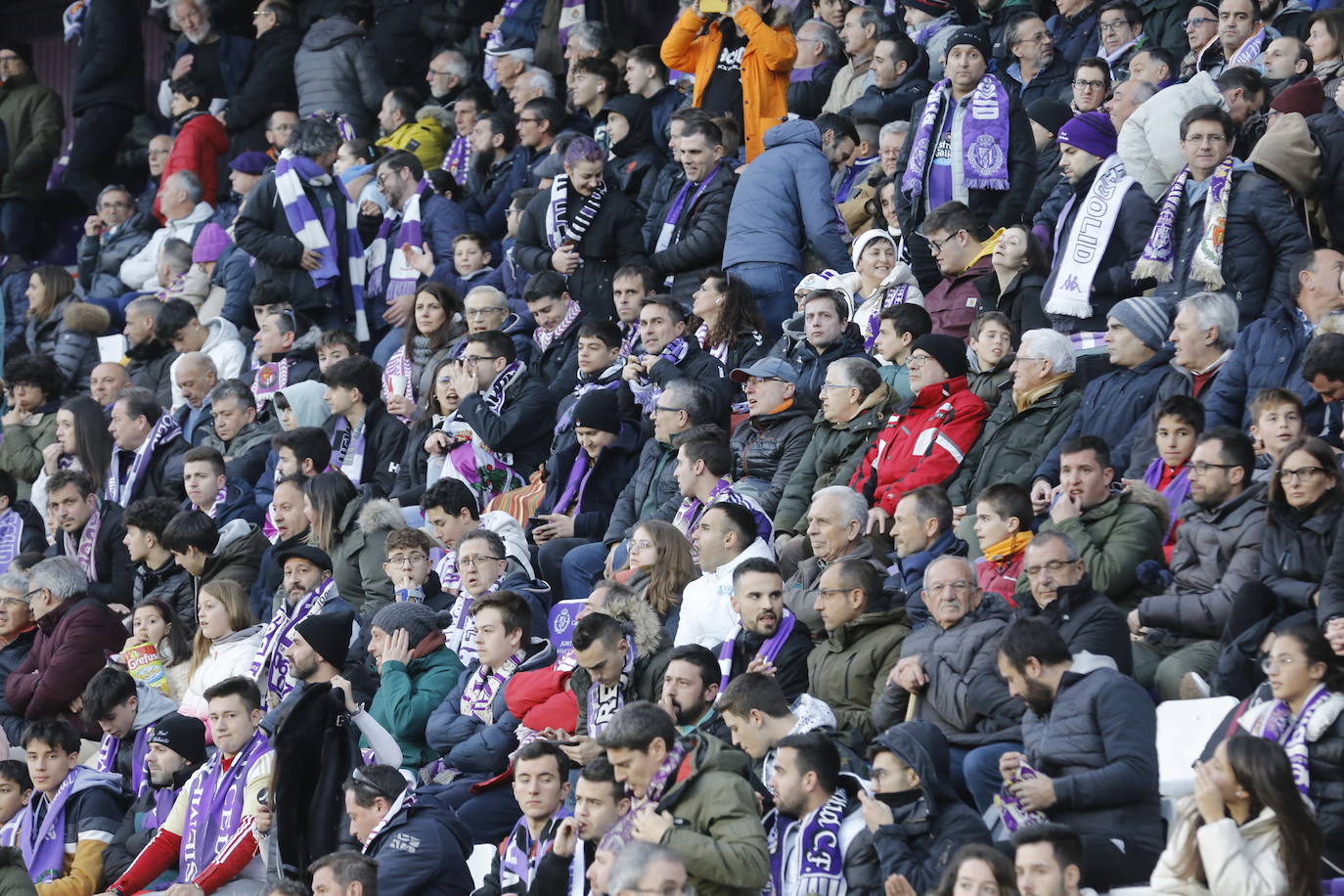 Fotos: Búscate en la grada del partido del Real Valladolid ante Osasuna (5/5)