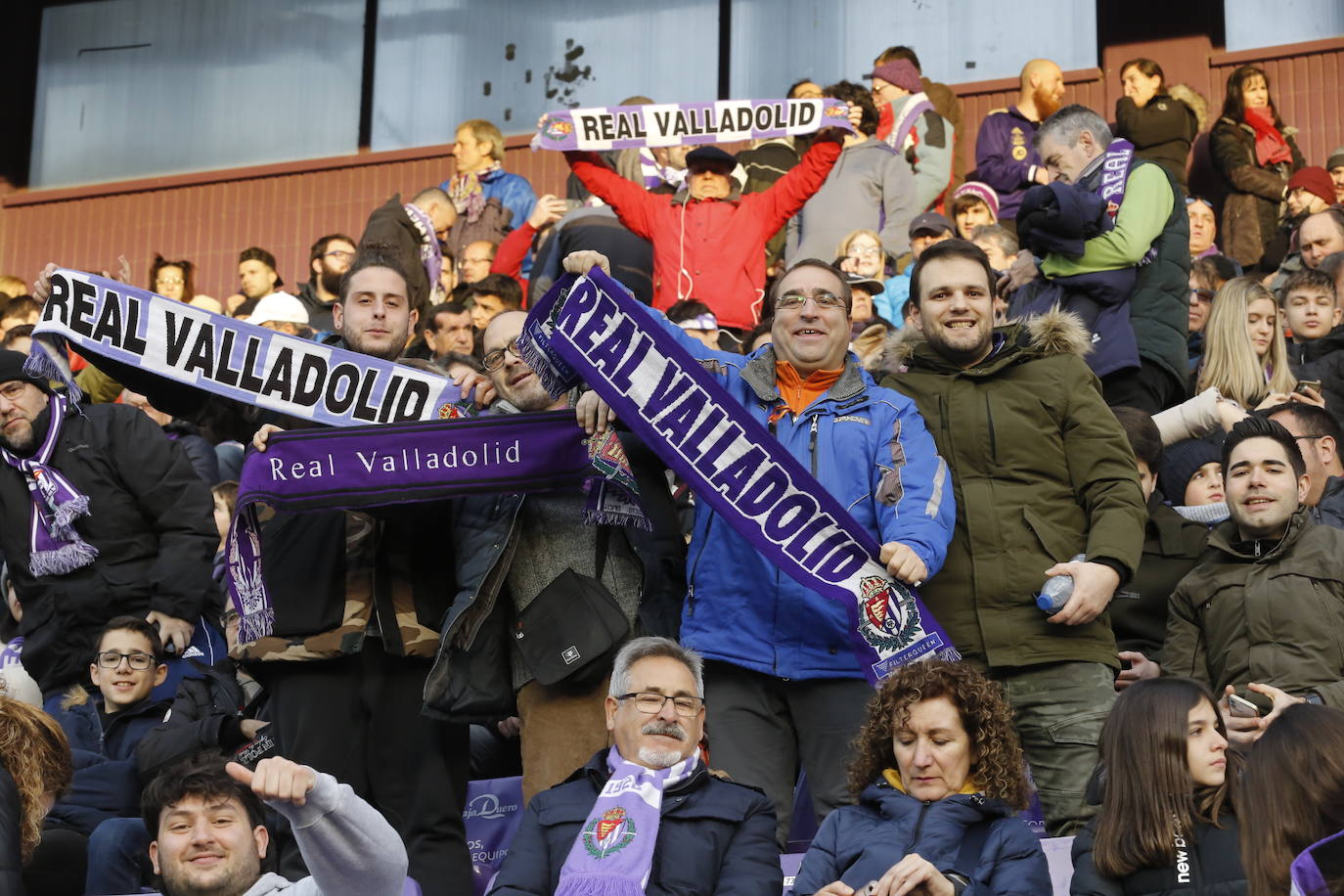 Fotos: Búscate en la grada del partido del Real Valladolid ante Osasuna (2/5)