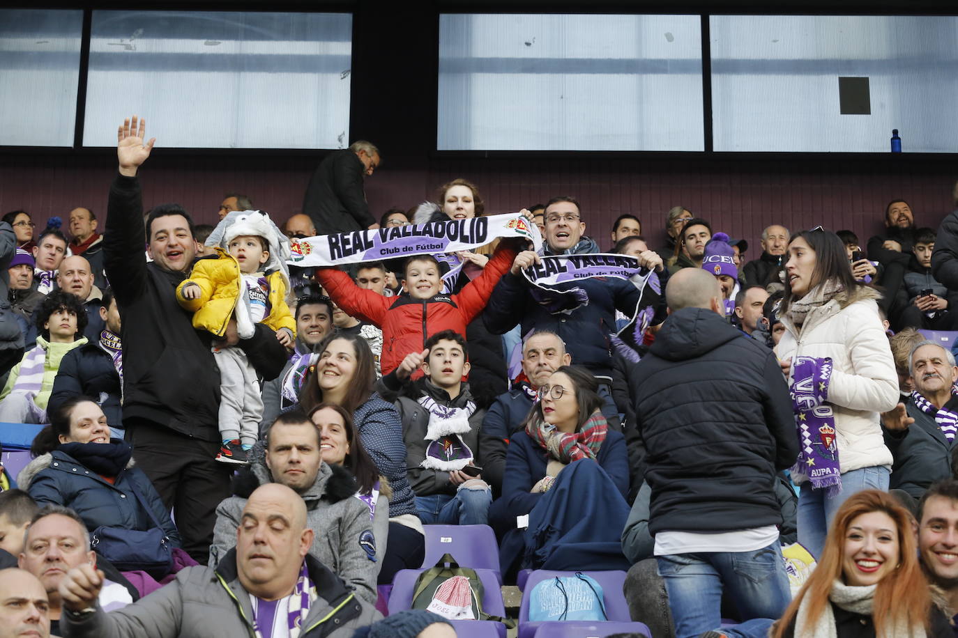 Fotos: Búscate en la grada del partido del Real Valladolid ante Osasuna (3/5)