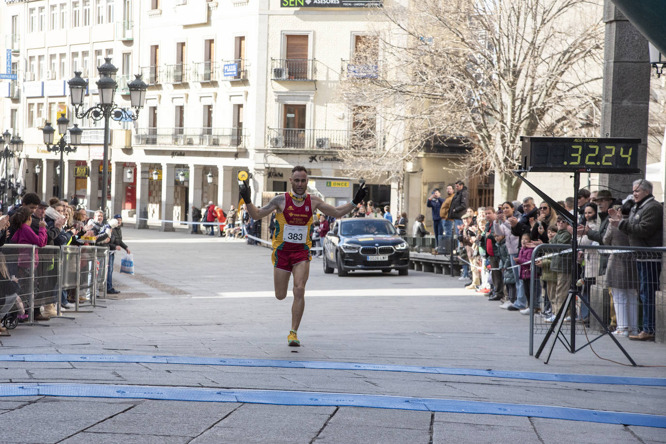 Álvaro Conde ha sido el primero en cruzar la línea de meta situada en el Azoguejo de Segovia. 