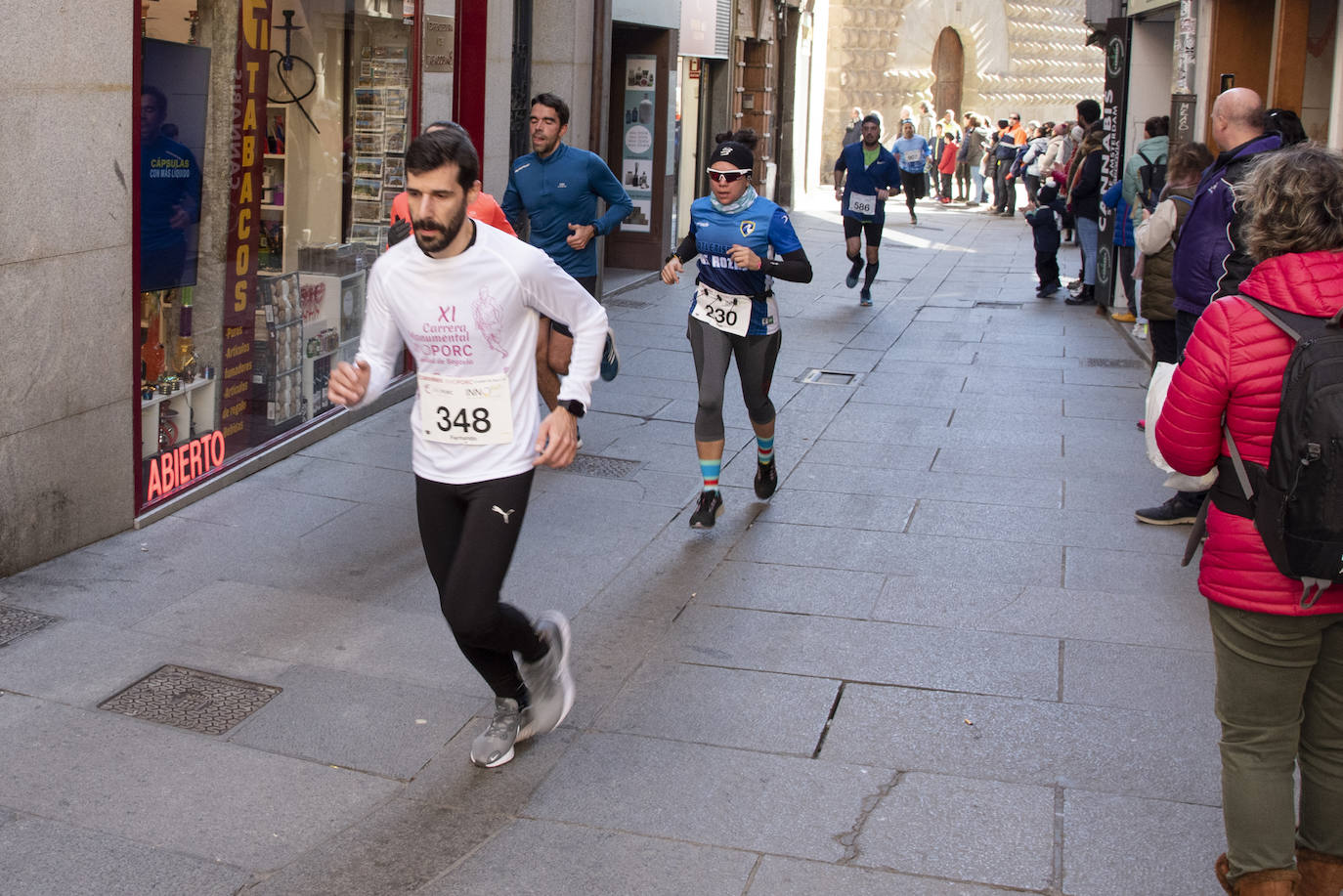 Álvaro Conde ha sido el primero en cruzar la línea de meta situada en el Azoguejo de Segovia. 
