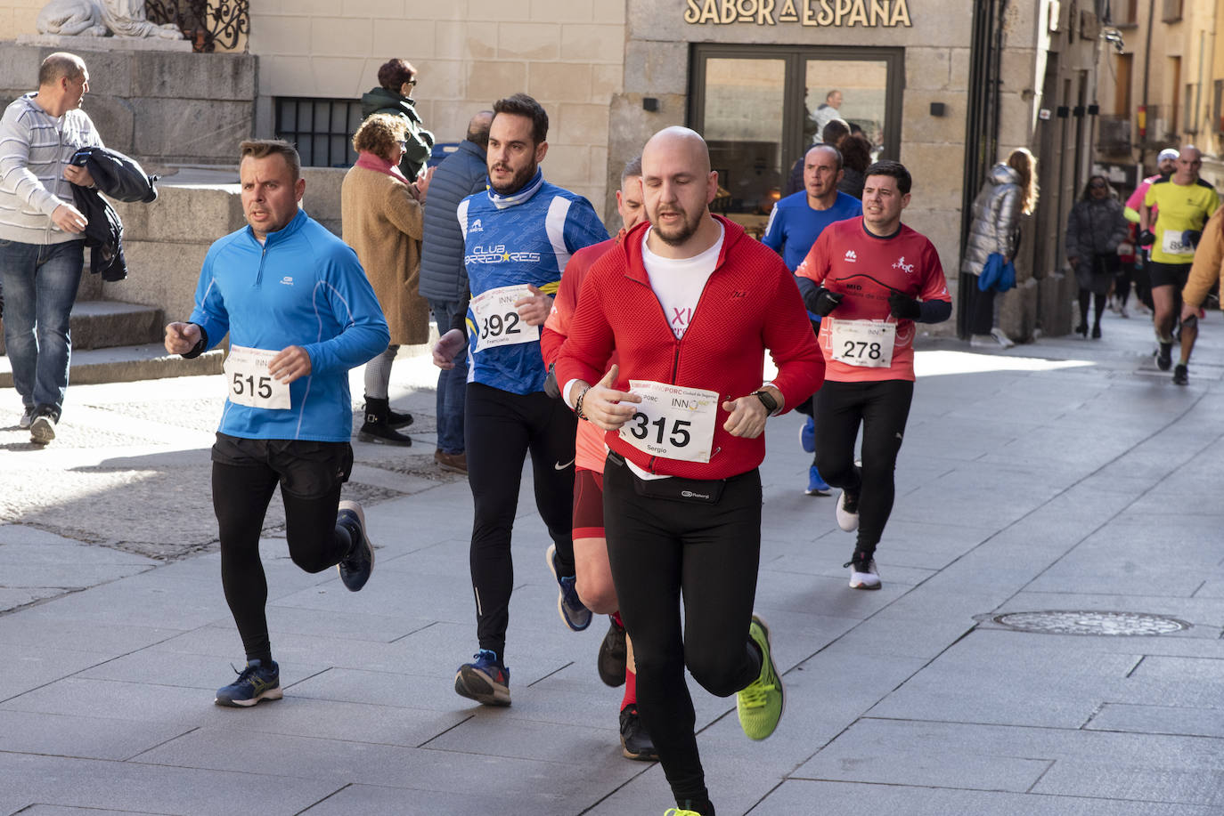 Álvaro Conde ha sido el primero en cruzar la línea de meta situada en el Azoguejo de Segovia. 